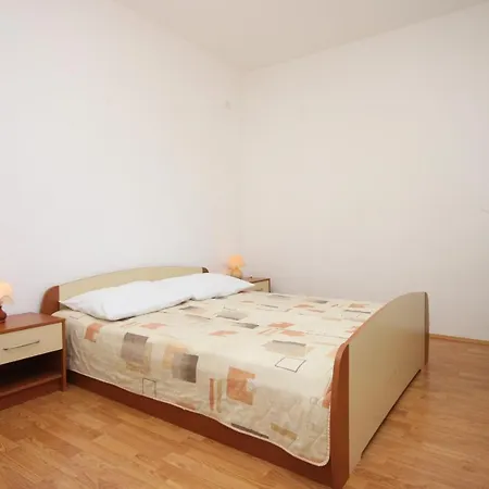 Guest house Apartments And Rooms With Parking Space Starigrad, Paklenica - 6606 3*