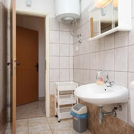 Guest house Apartments And Rooms With Parking Space Starigrad, Paklenica - 6606