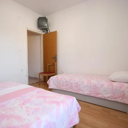Apartments And Rooms With Parking Space Starigrad, Paklenica - 6606 Guest house Starigrad Paklenica