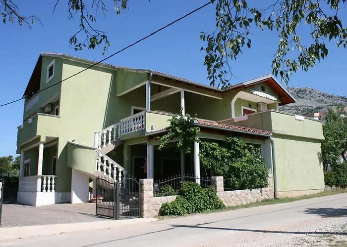 Pensionat Apartments And Rooms With Parking Space Starigrad, Paklenica - 6606 3*
