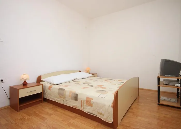 Pensionat Apartments And Rooms With Parking Space Starigrad, Paklenica - 6606 3*