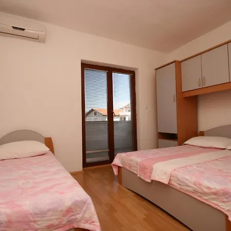 Apartments And Rooms With Parking Space Starigrad, Paklenica - 6606 3*